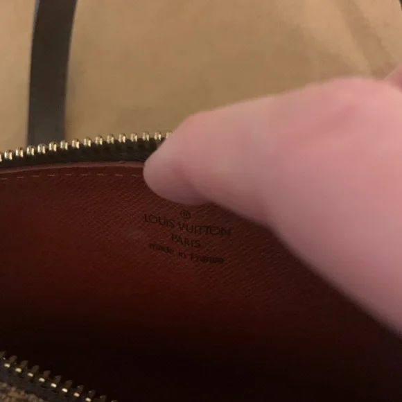 Authentic Louis Vuitton Papillon 26 in Damier - Picture 14 of 15